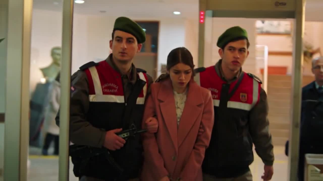 Кадры из сериала Госпожа Фазилет и ее дочери 43 серия 2 сезон (2017)
